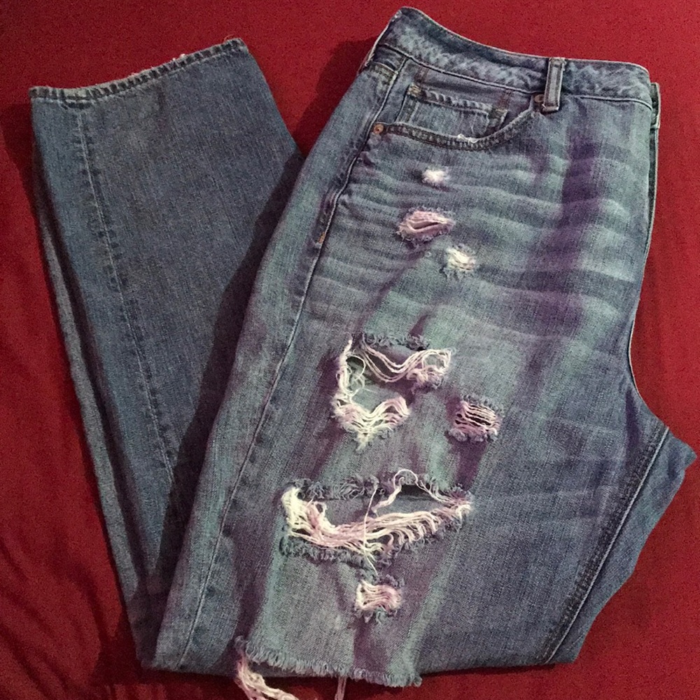 RIPPED MOM JEANS